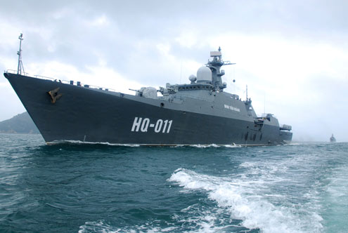  Tàu hộ vệ tên lửa Đinh Tiên Hoàng là loại tàu Gepard 3.9, được Nga bàn giao cho hải quân Việt Nam vào tháng 2/2011. Tàu có lượng choán nước toàn phần khoảng 2.100 tấn, cự ly hoạt động khoảng 5.000 hải lý, vận tốc thực tế đạt 21 hải lý/h, sử dụng động cơ Diesel thay vì turbine khí.