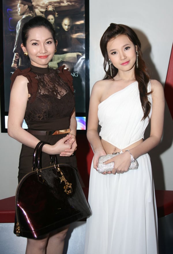 Midu hội ngộ diễn viên Kim Hiền (trái) - bạn diễn của cô trong phim.