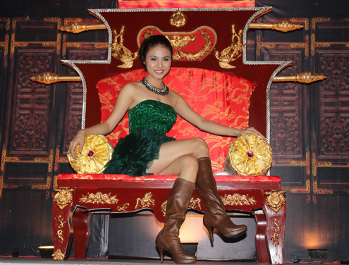Vân Trang ngồi trên chiếc ngai vàng rực rỡ để tạo dáng