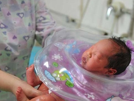 Đây là một em bé được sinh ra từ phương pháp thụ tinh ống nghiệm. Y tá đang ân cần tắm rửa cho bé. Bà Vương Hiểu Hồng, Chủ nhiệm Trung tâm Sinh sản Trung Quốc, cho biết mỗi ngày, trung tâm tiếp nhận 200 trường hợp vô sinh, nhưng không ít người trong số này có quan niệm sai lầm về thụ tinh ống nghiệm. Họ cho rằng, những đứa trẻ được thụ tinh theo phương pháp này không phải con ruột của mình. 