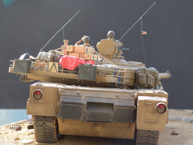 Mặt sau của tăng Abrams.