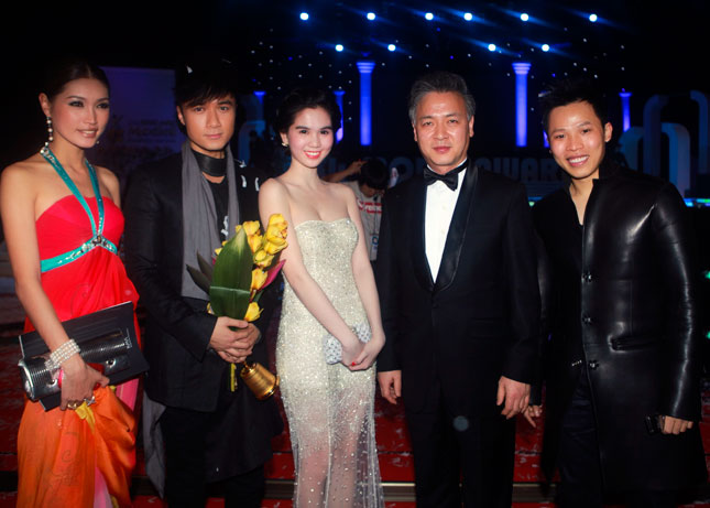 Ngọc Trinh với chủ tịch hiệp hội người mẫu Hàn Quốc và ngôi sao điện ảnh Cổ Cự Cơ