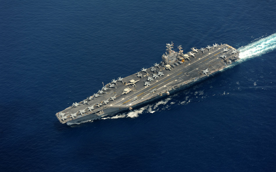 Chiếc tàu sân bay thứ 3 của Hải quân Mỹ mang tên Carl Vinson cũng đang ở eo biển ngoài khoi của Iran