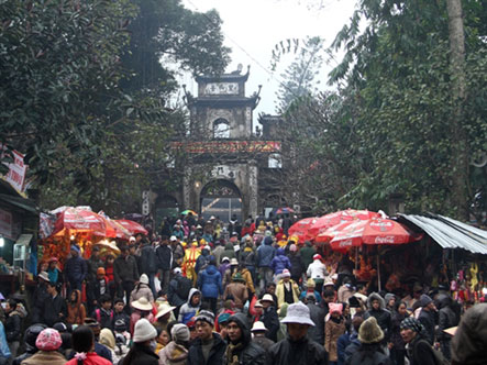 9 giờ sáng ngày 28/1, chùa Hương chính thức khai hội, trong không khí buốt giá cùng với mưa xuân lất phất,đã có hơn 5 vạn lượt du khách trẩy hội chùa Hương. (Ảnh TPO)
