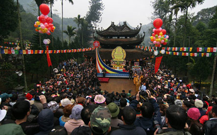 Đúng 9h, lễ hội chùa Hương kéo dài 3 tháng chính thức bắt đầu.(Ảnh VnE)