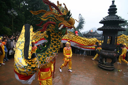 Màn múa tứ linh: long, lân, quy, phượng tại cả 3 sân lớn chùa Thiên Trù đã hút hồn du khách trước thời khắc khai hội ( Ảnh VnE)