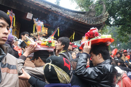 Du khách vất vả đội lễ lên chùa Hương  ( Ảnh DT)