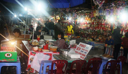 Cùng với số lượng du khách đổ về trẩy hội chùa Hương không ngừng tăng lên thì các loại hình dịch vụ cũng “đội giá” đến chóng mặt để thi nhau “hốt bạc”