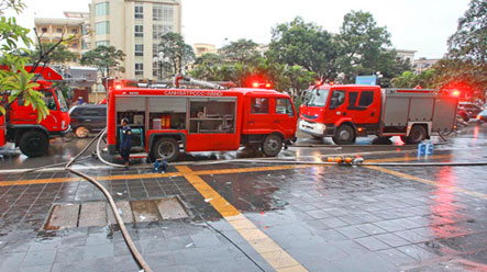 Nhận được tin báo, Sở Cảnh sát PCCC TP Hà Nội đã điều động 5 xe chữa cháy, xe chuyên dụng của các Phòng: Cảnh sát PCCC Đống Đa, Hoàn Kiếm đến hiện trường, phối hợp với lực lượng CAQ Đống Đa, Phòng CSGT Hà Nội… tổ chức cứu chữa.