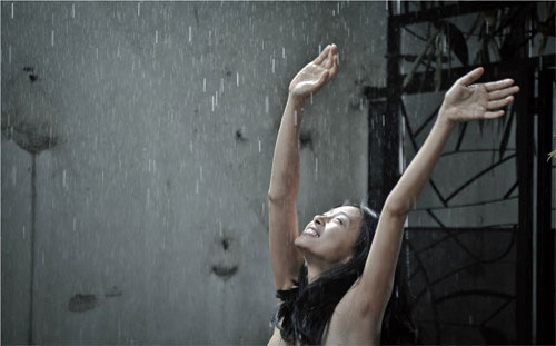 Phân cảnh thể hiện sự đau đớn tột cùng của Ngô Thanh Vân là cảnh giả điên và tắm nude dưới mưa.