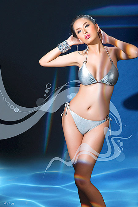 Bộ ảnh bikini hoàn hảo Vẻ đẹp huyền bí biển đêm nằm trong triển lãm Vẻ đẹp trước biển của Mai Phương Thuý tại Festival Biển Nha Trang.
