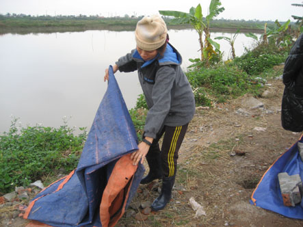 Sáng mùng 1 Tết, sau khi những người ở xã rút đi, chị Nguyễn Thị Thương (vợ ông Vươn) cùng mấy chị em dựng tạm căn lều bạt che nắng mưa, ở qua ngày