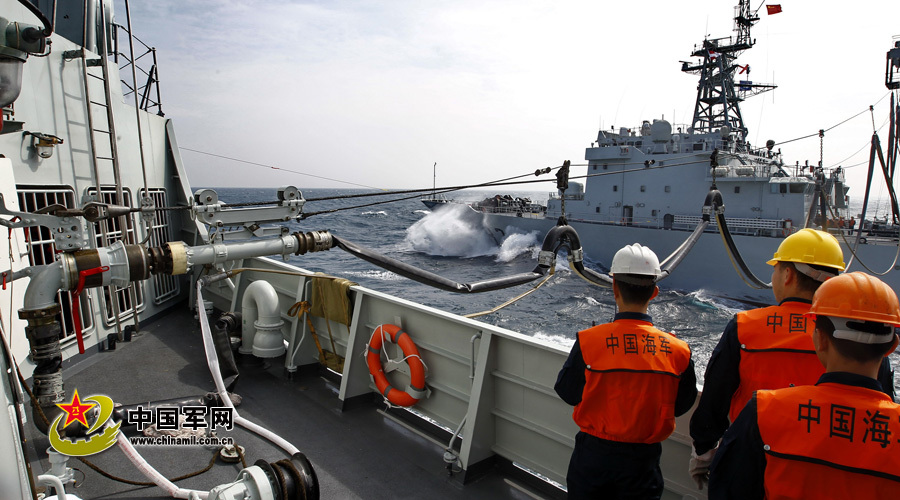 Sau khi lắp đặt ống dẫn dầu xong, nhiên liệu bắt đầu được bơm từ tàu dịch vụ 887 sang tuàn dương hạm Quảng Tây