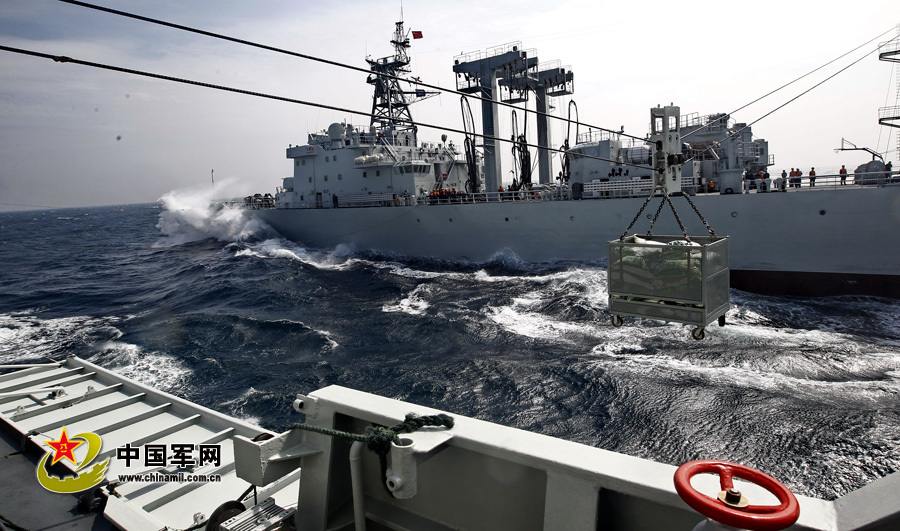 Bên cạnh tiếp nhiên liệu con tàu này còn tiếp tế cả lương thực thực phẩm cho tuần dương hạm Quảng Châu