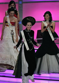  Hoa hậu Mai Phương Thúy mặc chiếc áo dài màu đen có đuôi hình con công xòe rộng 3m do Việt Hùng thiết kế khi dự thi Hoa hậu Thế giới 2006 .Đây là trang phục đã lọt vào top 20 trang phục dạ hội đẹp nhất tại Miss World 2006.