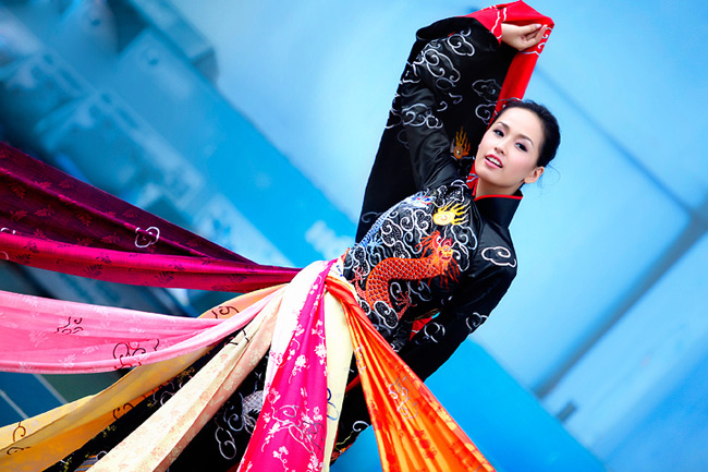 Hoa hậu Mai Phương Thúy đã được chọn để thể hiện chiếc áo dài và khăn đóng đặc biệt của Nhà thiết kế Võ Viết Chung trong Hội trùng dương.