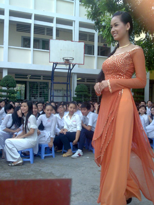 Hoa hậu Việt Nam Mai Phương Thúy trong tà áo dài truyền thống đến thăm và trao tặng học bổng cho các bạn teen trường THPT Mạc Đĩnh Chi, Quận 6 TP.HCM.