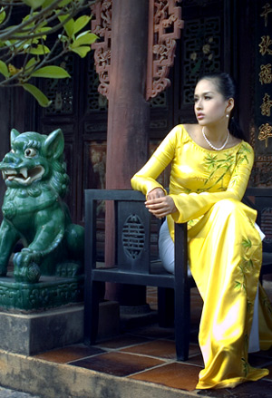 Tà áo áo dài với gam màu nhẹ nhàng, kiểu dáng đơn giản giúp độc giả cảm nhận được nét văn hóa đẹp của người phụ nữ Việt Nam.