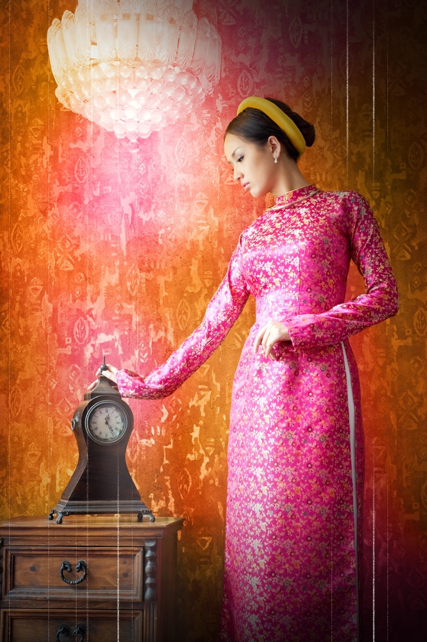 Vẻ đẹp mềm mại, dịu dàng và kín đáo của chiếc áo dài Việt Nam được Hoa hậu Mai Phương Thúy thể hiện.