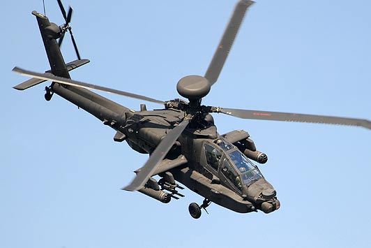 Apache cũng được trang bị một số loại thiết bị điện tử hàng không mới nhất như Hệ thống thu nhận mục tiêu, Hệ thống nhìn đêm của phi công (TADS/PNVS), Hệ thống định vị vệ tinh toàn cầu (GPS).