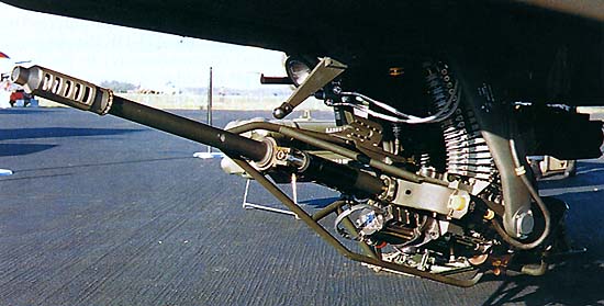 Súng mà Apache dùng là loại cannon (đại bác) có tầm bắn ngắn, đạn M230 30 ly. Súng được gắn vào 1 ụ nhỏ ngay mũi máy bay và điều kiển bởi một hệ thống máy tính tối tân trong buồng máy. Máy tính sẽ di chuyển ụ lên xuống, trái phải nhờ vào hệ thống thủy lực. Súng của Apache có thiết kế theo kiểu chain gun, sử dụng motor điện xoay băng đạn và hoàn toàn khác với súng máy truyền thống (machine gun). Với cách thiết kế này thì Apache có thể bung ra khoảng 600-650 viên đạn 1 phút. Một ổ đạn có thể chứa được 1200 viên nên nó sẽ hết trong khoảng 2 phút. Những viên đạn của M230 có tính phát nổ rất cao, dùng để uy hiếp những mục tiêu trang bị giáp nhẹ.