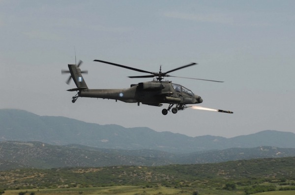 Vũ khí chính của Apache là tên lửa Hellfire (dịch là lửa địa ngục), một loại tên lửa có nguyên tắc hoạt động như máy bay thu nhỏ với những hệ thống máy tính dẫn đường, hệ thống lái và hệ thống đẩy. Tất cả những hệ thống này hoàn toàn tách biệt với Apache và nằm trọn trong 1 quả tên lửa. Và đúng như tên gọi của nó, quả tên lửa có đầu bọc đồng Hellfire đủ sức đốt cháy bất cứ xe tăng nào dám tung tăng trên mặt đất, kể cả những chiếc có giáp trâu nhất.