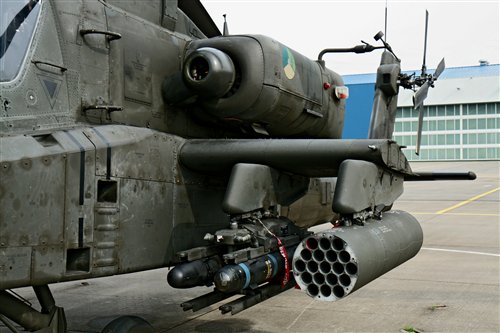 Apache thường trang bị 2 ống phóng hỏa tiến ở vị trí của 2 ống phóng Hellfire. Khi này thì mỗi Apache sẽ trang bị tối đa 8 Hellfire và 38 quả rocket Hydra 2,75 inch (19 quả mỗi bên).