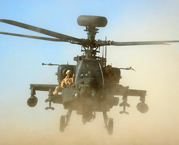 Apache có thể lẩn tránh kẻ thù bằng cách bay là là dưới mặt đất và núp vào những vật chắn. Ngoài ra, nó còn có thể gây rối radar của kẻ thù bằng cách sử dụng những bộ gây nhiễu sóng.