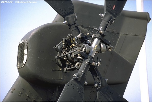 Điểm đặc biệt của Apache là nó lại có tới 2 rotor phía sau và mỗi rotor này lại điều khiển 2 cánh. Những rotor của Apace được tối ưu hóa để cung cấp tốc độ, sự linh hoạt.. tốt hơn bất cứ những trực thăng truyền thống nào khác.