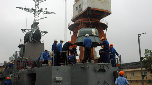 Tàu pháo TT400TP đang được các kỹ sư và công nhân Việt Nam lắp đặt vũ khí. Ảnh: Nhà máy Z173 cung cấp