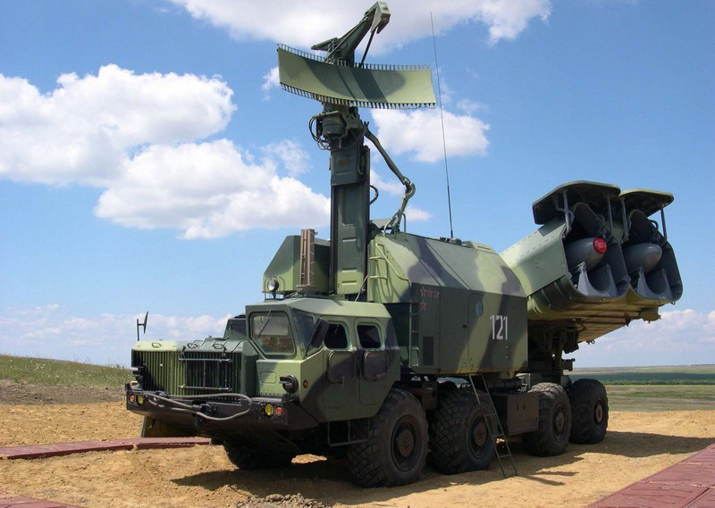 Tổ hợp 4K51 gồm một xe mang bệ giá phóng 3P51 (cải tiến dựa trên xe vận tải hạng nặng MAZ-543), sử dụng để đặt radar điều khiển hỏa lực cùng cụm ống phóng KT-161.