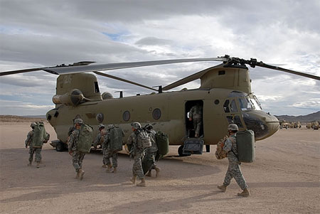 CH-47 Chinook được thiết kế và sản xuất bởi Boeing vào những năm đầu thập kỉ 60 thế kỉ trước, là sản phẩm của sự liên kết giữa Boeing và Bộ Quốc phòng Mỹ. Loại máy bay này đã được bán và sử dụng trên 16 quốc gia khác nhau. Ảnh: peacelink.it