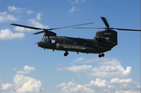  Nhiệm vụ chủ yếu của CH-47 Chinook là vận chuyển quân và trang thiết bị, đặt các khẩu vào những vị trí khó di chuyển. Ngoài ra CH-47 Chinook còn có một số móc phụ sau thân máy bay để móc hàng hóa. Ảnh: AFP