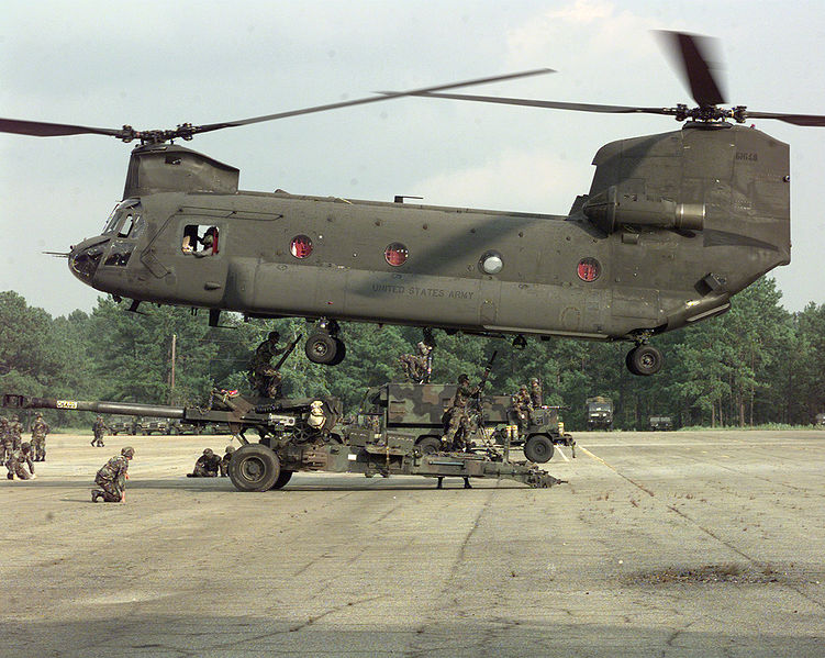 Chinook hiện là một trong những trực thăng vận lớn nhất của Mỹ và đồng minh. Chinook dài 30,1 m, cao 5,7 m và có tải trọng 12.700 kg.