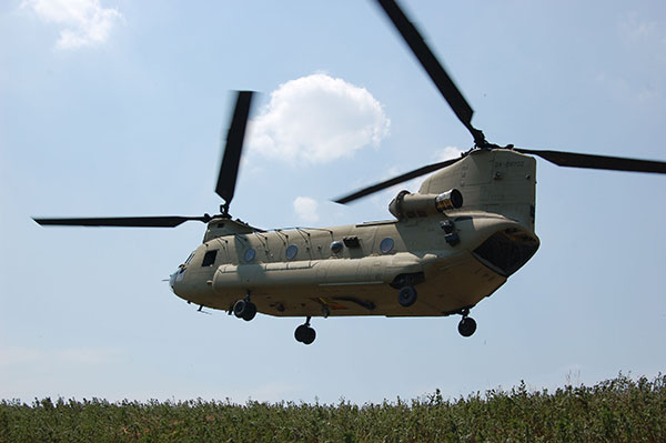 Máy bay trực thăng CH-47F được thiết kế với buồng lái có trang bị hệ thống điện tử hàng không thông thường và hệ thống kiểm soát bay tự động tân tiến (DAFCS) do công BAE Systems sản xuất. Ảnh: AFP