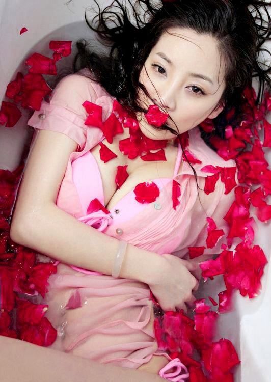 Thiệu Lộ Nhã từng được biết đến khi quảng cáo cho nhiều game online ở Trung Quốc nhưng đây là lần đầu tiên cô gái này chụp những bức ảnh nóng bỏng đến như vậy có những bức cô gái 24 tuổi này đã nude hoàn toàn