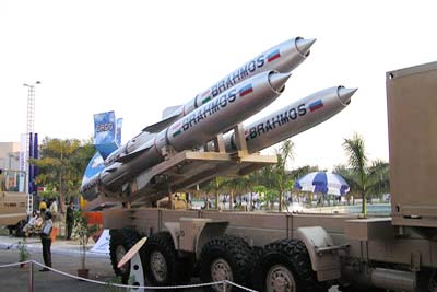  Tên lửa BrahMos có tầm bắn đến 290 km, có thể mang đầu đạn nặng 300 kg.
