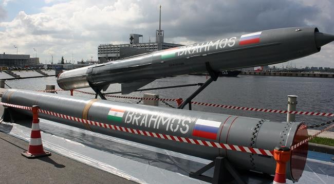 BrahMos có khối lượng toàn bộ nặng 3 tấn, bay nhanh hơn nhiều so với các loại tên lửa Cruiser phổ biến hiện nay của các nước. 