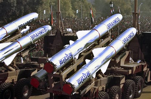   Mặc dù là tên lửa không đối không nhưng BrahMos có thể bắn lên từ mặt đất, trên biển, dưới tàu ngầm, và trên máy bay. 
