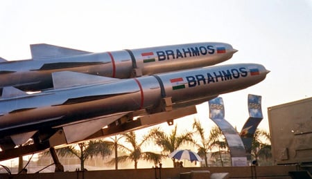 Tên lửa Brahmos là sản phẩm hợp tác giữa công nghiệp quốc phòng của Nga và Ấn Độ, được phát triển dựa trên tên lửa chống hạm Yakhont của Nga. Hiện nay, Việt Nam cũng đang sở hữu một số tên lửa Yakhont phóng đi từ hệ thống Bastion.