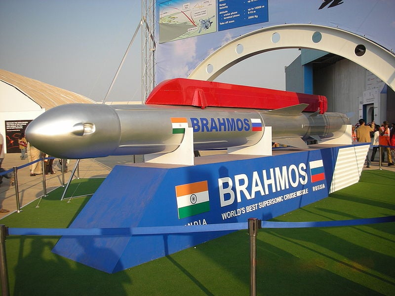   Tên lửa Brahmos có nhiều ưu điểm như tầm bắn xa với tốc độ bay siêu âm gấp 2.8 lần tốc độ âm thanh trên toàn quỹ đạo (gấp 3 lần tốc độ của tên lửa Tomahawk của Mỹ), hiện Brahmos là loại tên lửa hành trình có tốc độ cao nhất thế giới.
