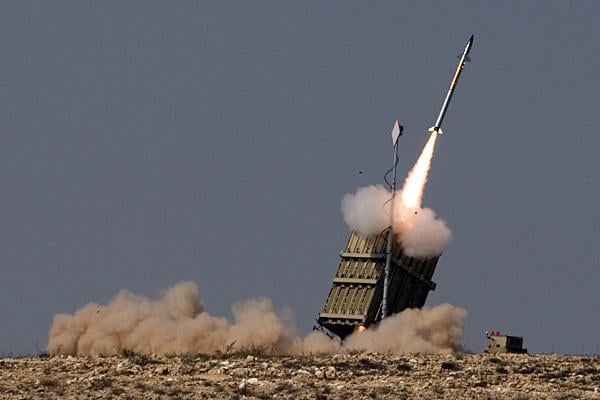 Cận cảnh tên lửa được phóng đi từ hệ thống Iron Dome để đánh chặn mục tiêu tấn công.