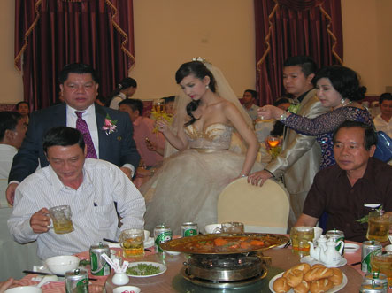 Sau khi tổ chức tiệc cưới tại TP HCM, sáng 20/2 MC 22 tuổi Nguyễn Đỗ Quỳnh Chi được nhà chồng rước dâu về TP Cần Thơ bằng đoàn siêu xe.