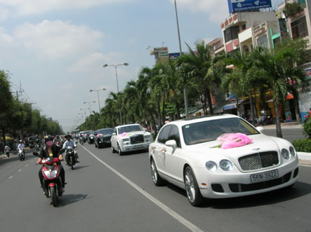 Đoàn siêu xe tiến về nhà chú rể Trần Văn Chương (Phó Tổng giám đốc Công ty Cổ phần Thủy sản Bình An) trên đường 30/4, TP Cần Thơ.