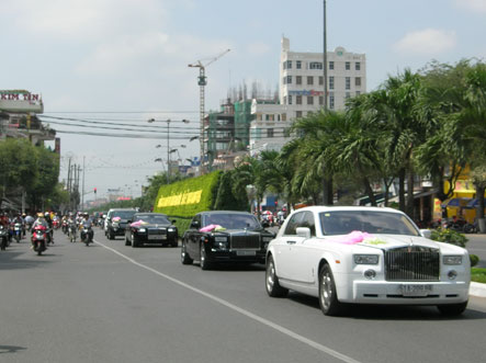 Roll-Royce Phantom đời mới tại Việt Nam có mức giá khoảng hơn 25 tỷ đồng