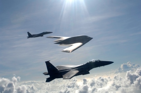 Trong tháng 9 năm 2010, không quân Mỹ đã hoàn thành chương trình nâng cấp hệ thống liên lạc EHF Satcom và khả năng tấn công chính xác cho siêu máy bay ném bom này. Ảnh: Defense.gov