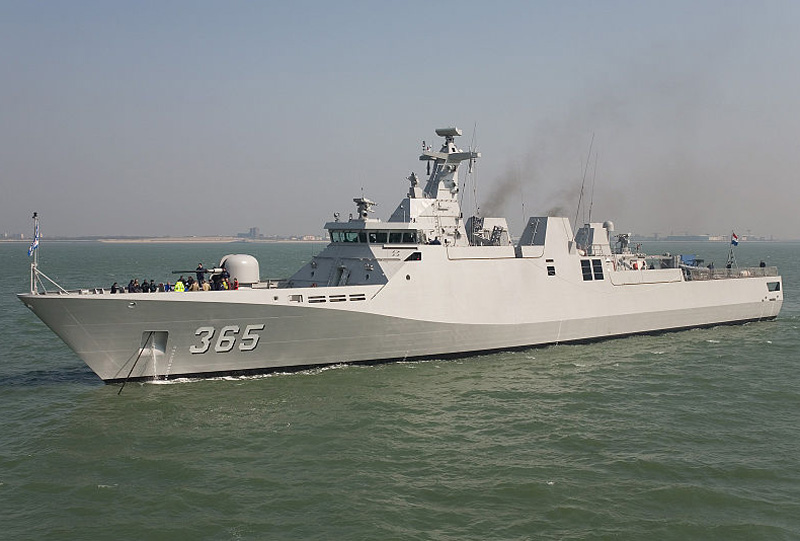 chiến hạm lớp Sigma Frigate loại nhẹ (kiểu 9113) của Indonesia với chiều dài gần 91 mét, chiều rộng 13 mét,độ mớn nước 3,60 mét và lượng giãn nước tiêu chuẩn 1.692 tấn. Tàu có vận tốc tối đa 28 hải lý/giờ, nếu chạy với vận tốc 18 hải lý/h tàu có tầm hoạt động tới 4000 hải lý (khoảng 7.500 km). Khả năng tác chiến của tàu hộ tống lớp Sigma cũng khá mạnh, trang bị vũ khí gồm 4 bệ phóng tên lửa chống hạm MM40 Block 2; 2 bệ phóng tên lửa phòng không tầm ngắn có điều khiển Mistral có tầm bắn 5,3km, mang đầu đạn 2,95kg, sử dụng công nghệ dẫn đường hồng ngoại, một khẩu pháo Otto - Mei Lata 76mm; hai đại bác 20mm cùng ống phóng ngư lôi loại nhẹ MU-90 chống tàu ngầm