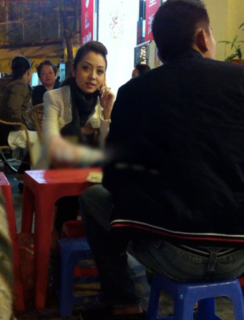 Jennifer Phạm xuất hiện tại quán ăn ở Hà Nội