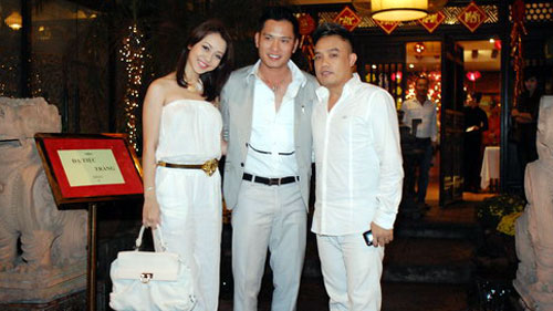 Jennifer chụp ảnh lưu niệm cùng  “bạn trai” và ca sĩ Tô Minh Thắng
