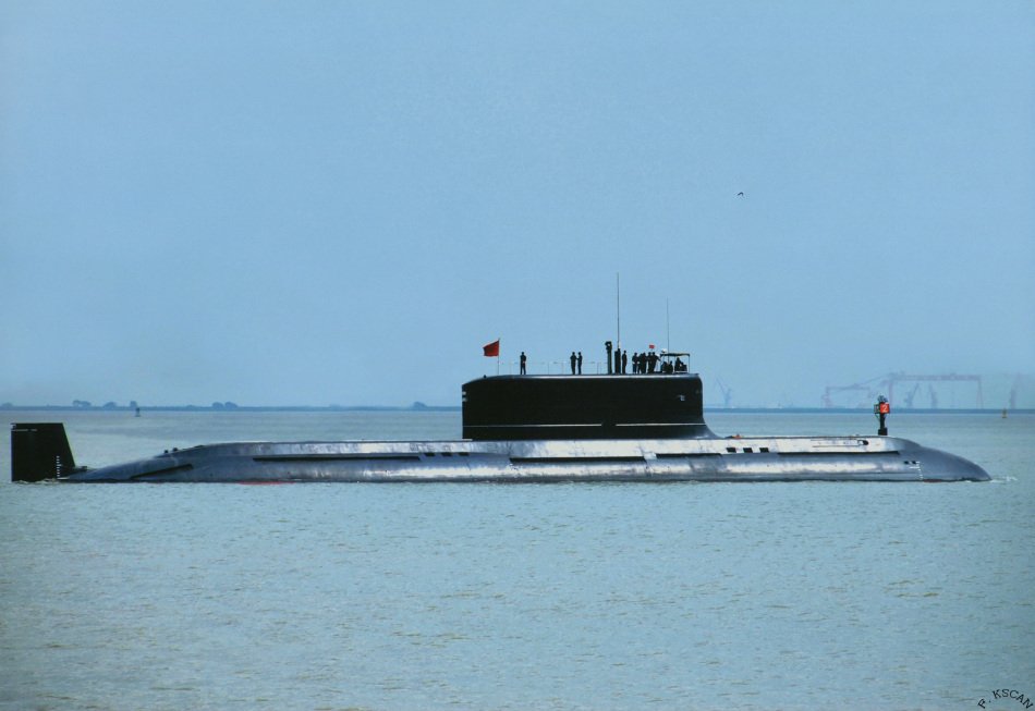 Căn cứ chính của các tàu mặt nước của hạm đội Nam Hải được đóng tại Trạm Giang tỉnh Quảng Đông. Trong khi đó tất cả các tàu ngầm của hạm đội đóng tại căn cứ Du Lâm thuộc đảo Hải Nam, căn cứ tàu ngầm lớn nhất trong khu vực.  Theo một số nguồn tin không chính thức và qua một số bức ảnh chụp vệ tinh, một tàu ngầm hạt nhân hiện đại của hải quân Trung Quốc loại Type-093 đang hoạt động tại đây.  Tương lai, nhiều khả năng loại tàu ngầm hiện đại nhất của loại Type-094 cũng sẽ được điều động xuống làm nhiệm vụ tại hạm đội Nam Hải